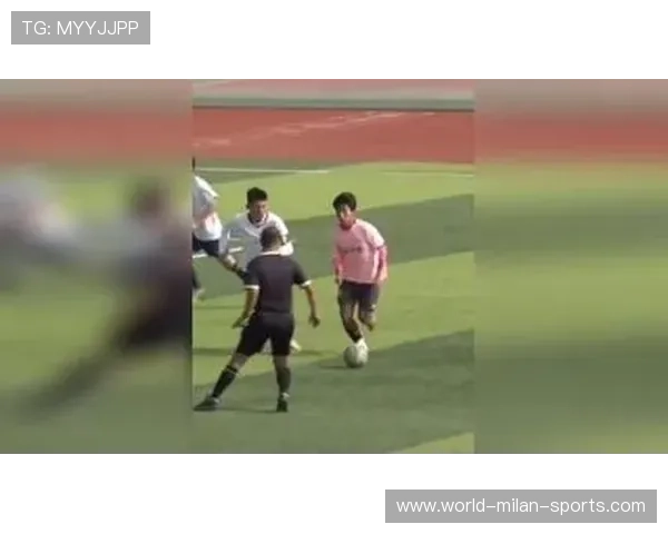 瑞典语的“Peka med fotboll”——用脚指着传球